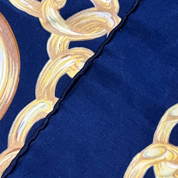 CHANEL CC LOGO CHAIN MOTIF 100% SILK SCARF - Picture 5 of 6